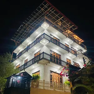 https://white-house.kandyhotelsnow.com